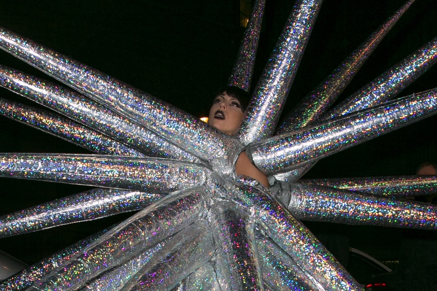 Lady Gaga vestida de roupa de estrela inflável em Paris