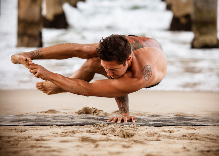 Fotógrafa cria série para mostrar o lado masculino da yoga – Vírgula