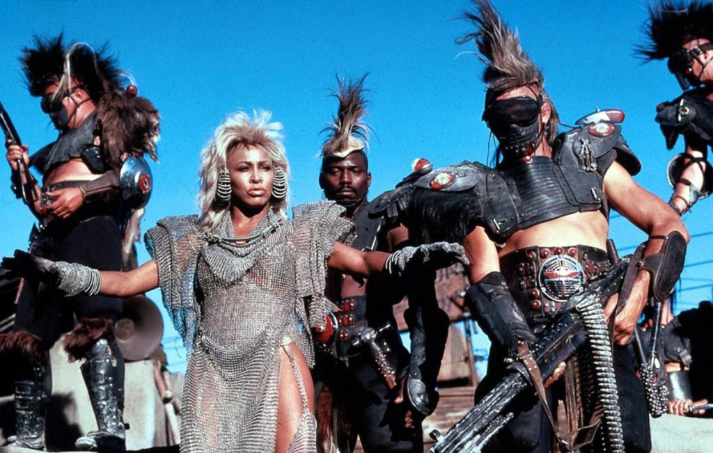 Tina Turner em cena de  Mad Max Beyond Thunderdome (Além da Cúpula do Trovão)