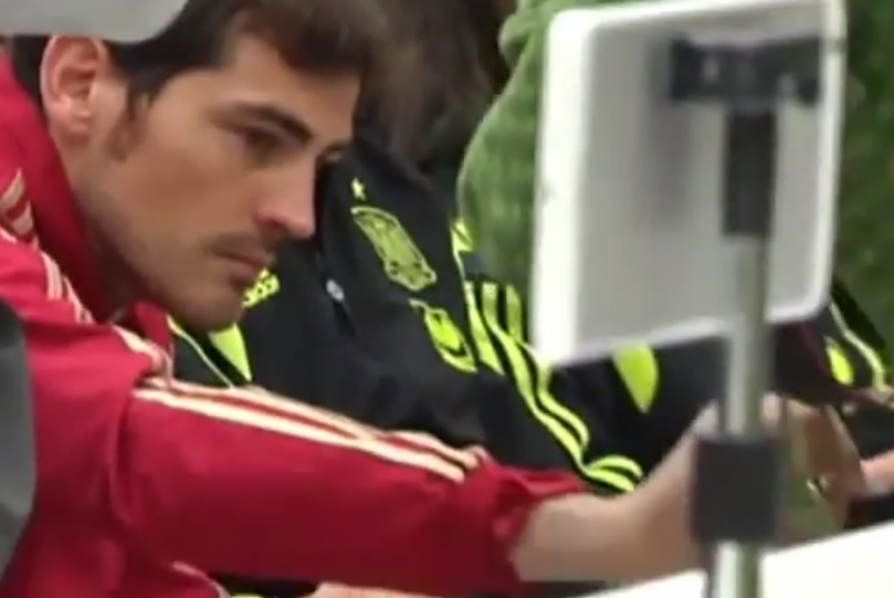 Casillas pega celular de jornalista antes de entrevista coletiva
