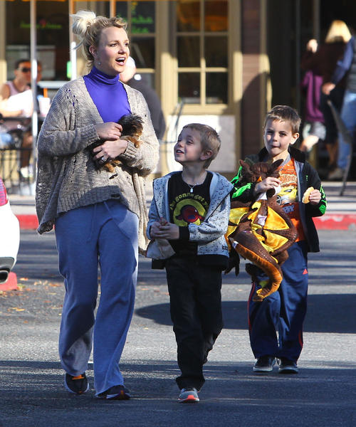 Britney Spears Takes Her Boys To Starbucks