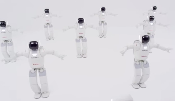 Como se não bastasse estes humanoides serem assustadores, ainda os caras da Honda Robotics têm que criar vídeos com robôs fazendo dancinhas estranhas...