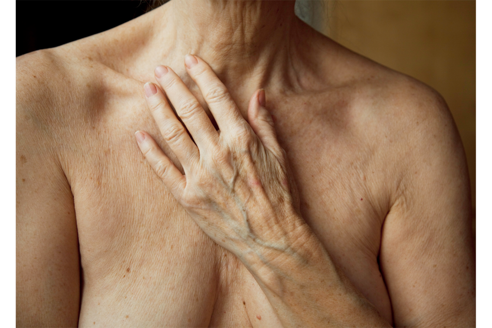 Fotógrafa de 74 anos se retrata nua para quebrar tabus  