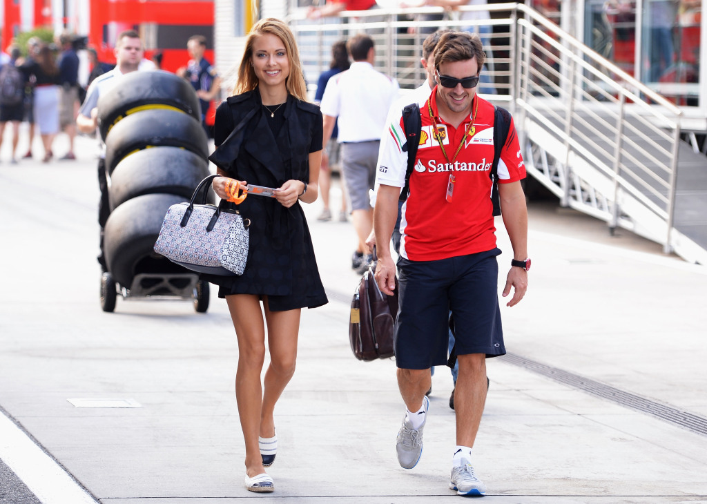 Fernando Alonso sempre desfila ao lado da namorada Dasha Kapustina