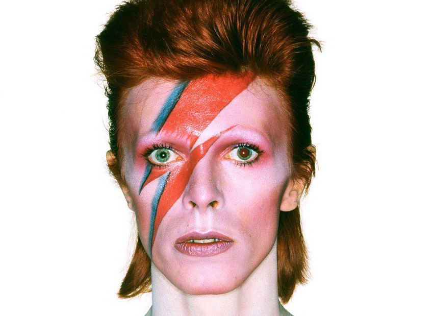 David Bowie em sessão de fotos para a capa do disco "Alladdin Sane"