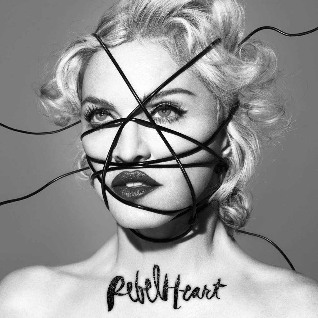 Madonna aparece em Rebel Heart com cinta de couro no rosto: uma referencia ao bondage, onde a principal fonte de prazer é amarrar uma pessoa 