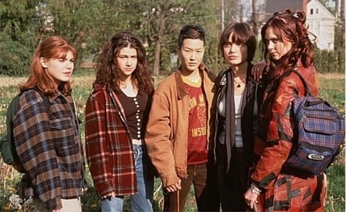 Angelina Jolie (segunda da direita para a esquerda) e Jennie Shimizu (de casaco marrom) em foto do filme “Foxfire”