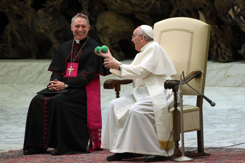 Papa Francisco dá risada com duas bolas de tênis na mão durante audiência semanal. A Igreja Católica nunca foi tão risonha e leve!
