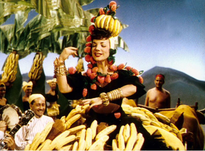 Carmen Miranda literalmente leva todas as frutas no chapéu