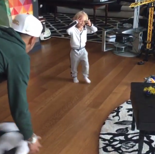 Neymar brincando com o filho Davi Lucca