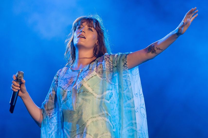 No show de Glastonbury, Florence Welch cantou 'Times Like These' em homenagem a Grohl