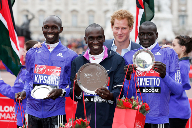 Harry com os vencedores da maratona, todos do Quênia: Wilson Kipsang (2º lugar), Eliud Kipchoge (1º lugar) e Dennis Kimetto (3º lugar)