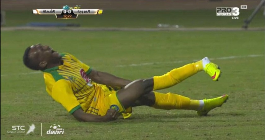 Jogador do Al Orubah se contorce de dor no gramado após a lesão
