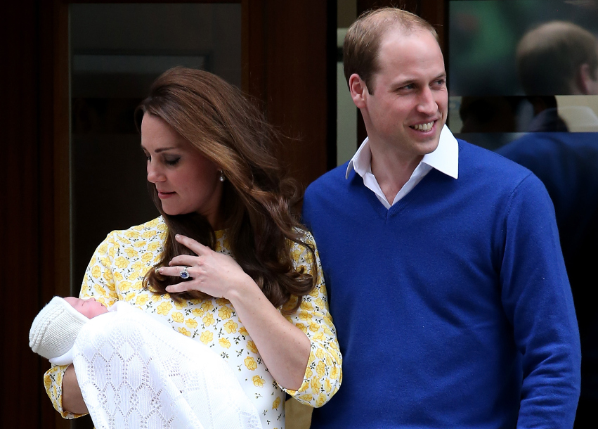 Kate Middleton e o marido Príncipe William com a menine real, Charlotte Elizabeth Diana