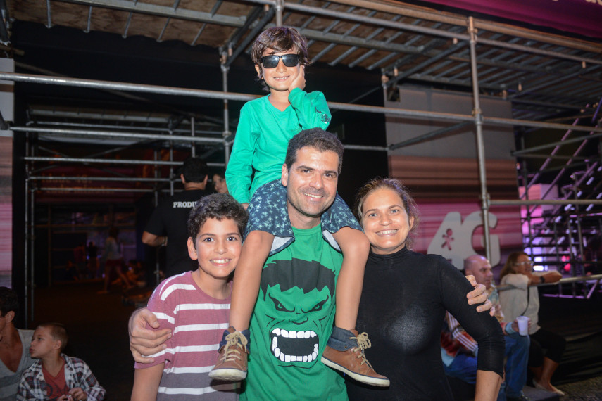  O funcionário público André Silva dos Santos, 45, Lucia Catiane, 35, e os filhos João Gabriel, 13, e Arthur, 6 anos, na segunda noite do projeto Circo Voador - Exagerado 30 anos, no Arpoador.