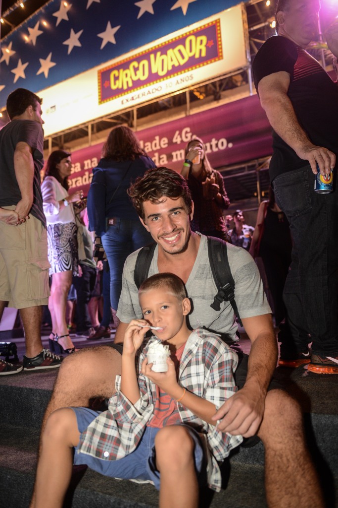 Thomas Queiroz, 29, produtor cultural, e seu filho Theo Queiroz, 7, na segunda noite do projeto Circo Voador - Exagerado 30 anos, no Arpoador.