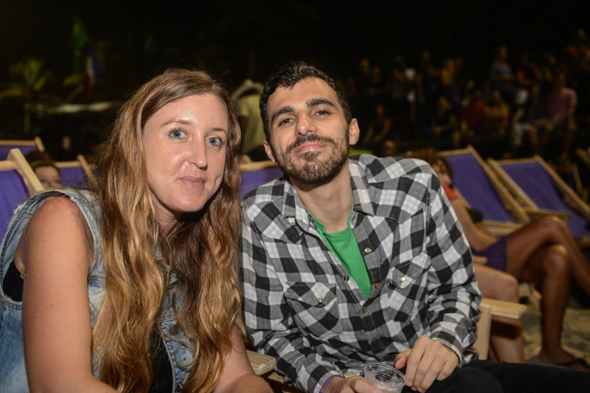 Ítalo Araujo, 25, e Naomi Orton, 34, assistem show da banda Suricato na segunda noite do projeto Circo Voador - Exagerado 30 anos, no Arpoador.