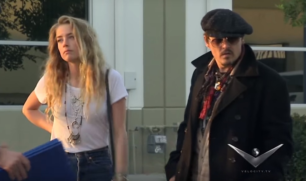 Johnny Depp depõe em julgamento e diz nunca ter agredido Amber