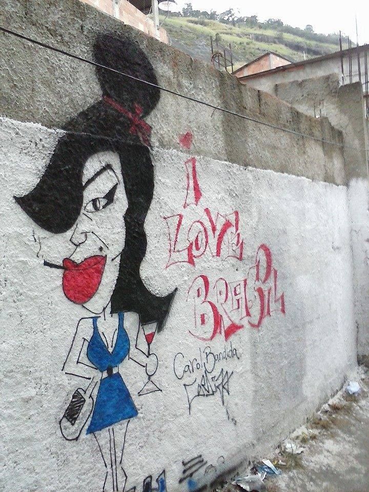 Grafite com caricatura de Amy Winehouse feito pela MC Carol