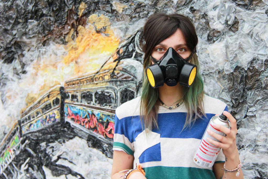 Artista mistura sacolinhas plásticas e grafite em projeto para salvar o meio ambiente