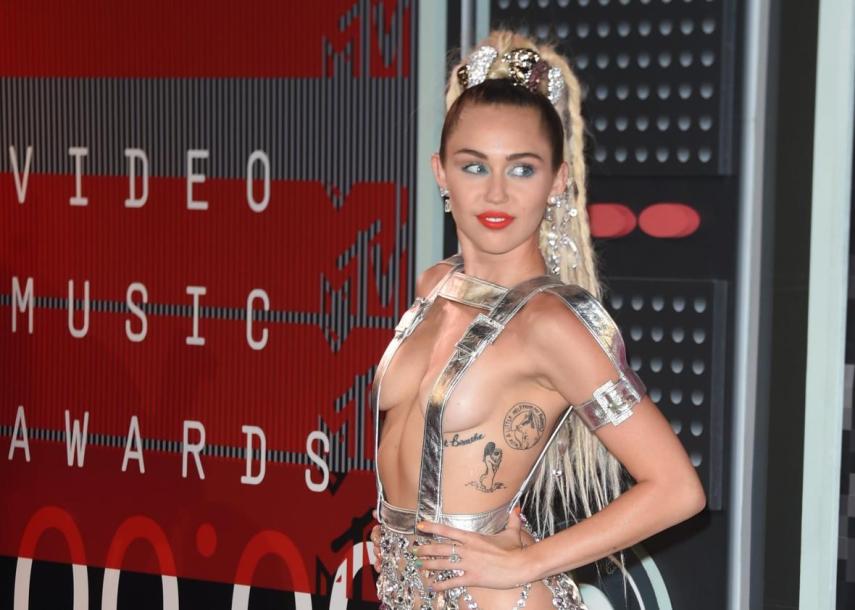 486013554-miley-cyrus-arrives-on-the-red-carpet-at-the-mtv-video.jpg.CROP.promo-xlarge2