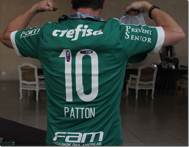 Mike Patton com camisa que ganhou do Palmeiras