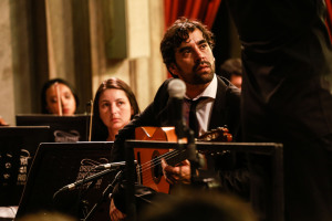 O violonista espanhol Daniel Casares se apresentou ao lado da Orquestra Cesgranrio na Igreja da Candelária, no Rio de Janeiro