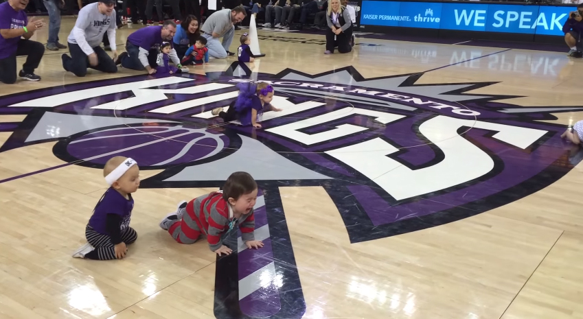 Bebês apostam corrida no intervalo do jogo do Sacramento Kings