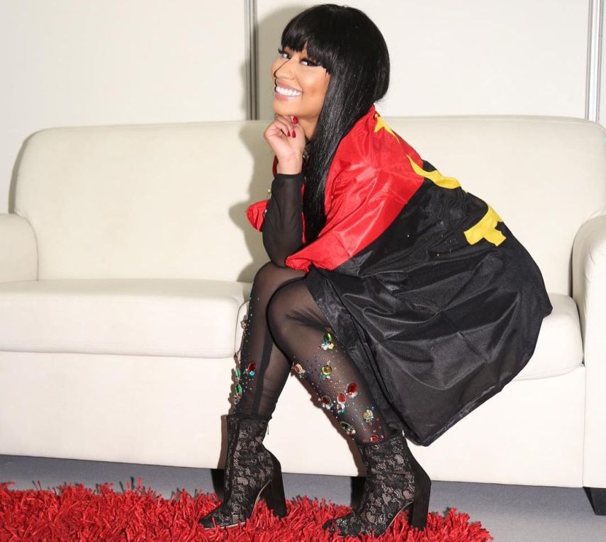 Nicki Minaj com a bandeira de Angola