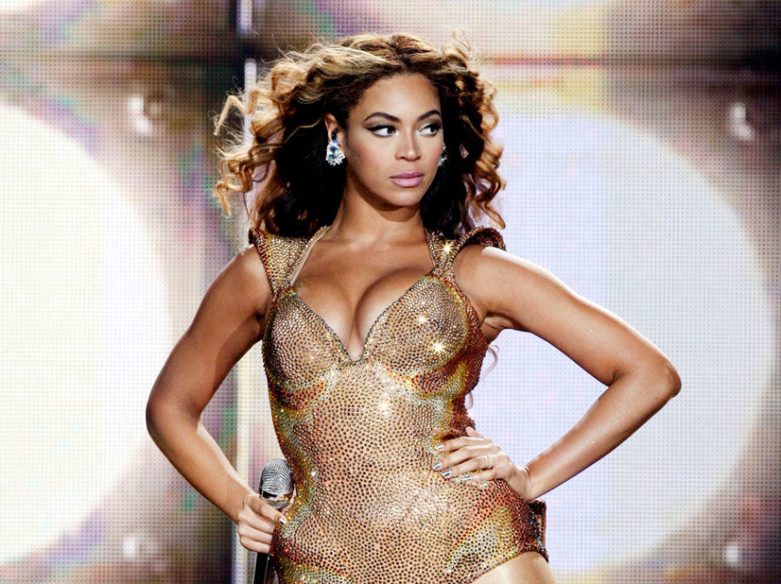 Em 2009, Beyoncé cantou em uma festa em St Barts com membros da família do líbio Moammar Gadhafi, que foi morto em 2011. Ela acabou doando o cachê.