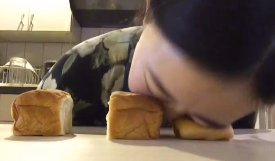 pão amassado na cara