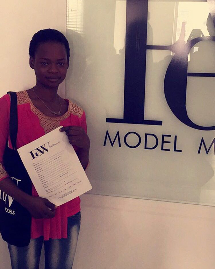 Olajumoke mostra o contrato com a agência de modelos