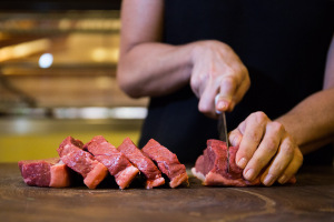 A carne deve ser cortada em postas de dois dedos cada, começando do lado maior para o menor. A posta deve ter, em média, dois dedos de largura