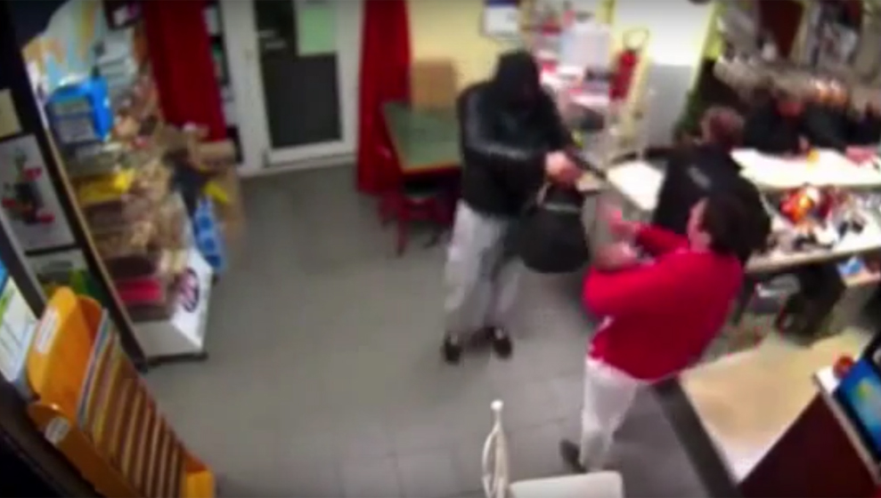 Mulher impede assalto em bar na França
