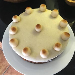 Filha de inglesa postou imagem do bolo.
