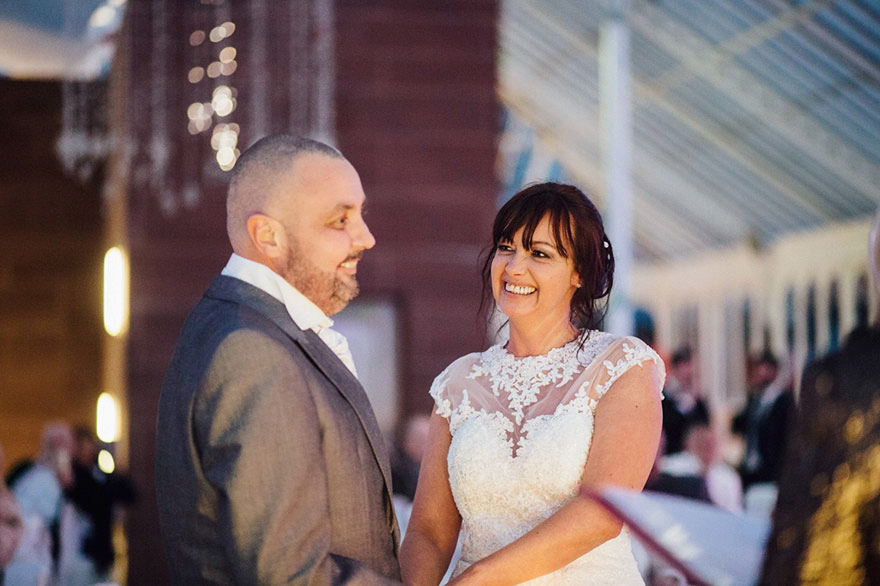 Noiva raspou os cabelos no próprio casamento para homenagear o noivo que está com um câncer terminal