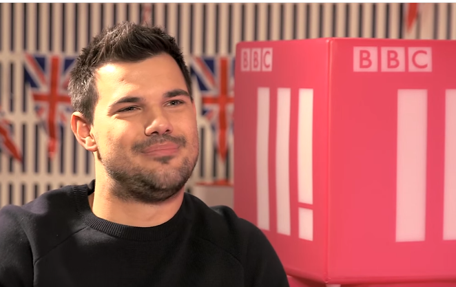Taylor Lautner durante entrevista na BBC