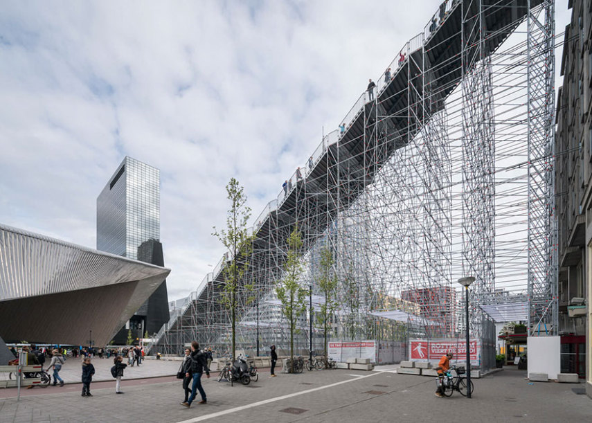 O andaime gigante foi construído para comemorar os 75 anos  da reconstrução de Rotterdam, na Holanda, após a 2ª Guerra Mundial