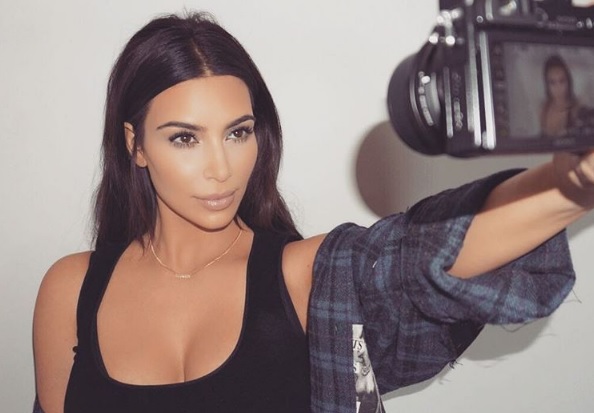 Kim Kardashian posta foto com bumbum de fora e anuncia projeto 