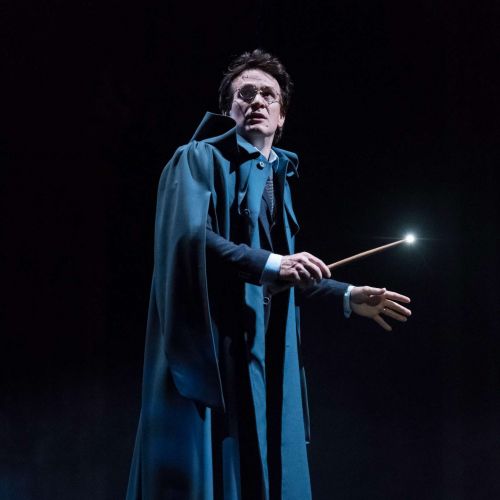 O Twitter oficial da peça Harry Potter and the Cursed Child divulgou novas imagens do espetáculo