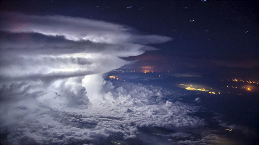 Pilot-Flies-Above-The-Thunderstorm-To-Get-A-Perfect-Shot-Of-It-At-37000-Feet-577fab208a13b__880