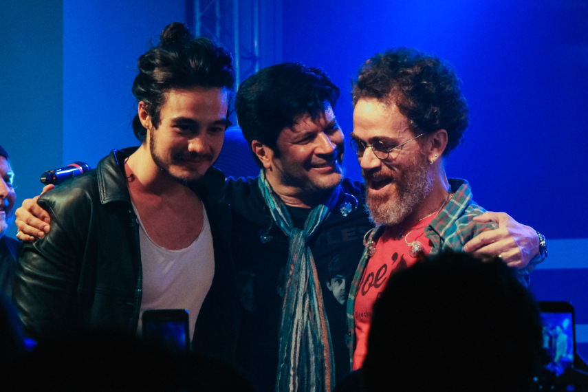 Tiago Iorc, Paulo Ricardo e Nando Reis no palco da festa de lançamento do Virgula.Mix