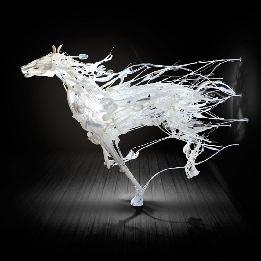 Sayaka Ganz é uma artista que usa materiais de plástico usados para fazer esculturas de animais que são cheios de movimento