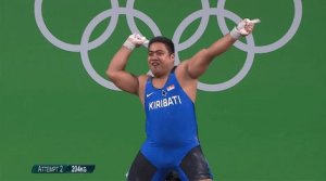 O atleta do levantamento de peso, David Katoatau, do Kiribati
