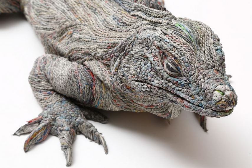 A japonesa Chie Hitotsuyama cria esculturas com jornal