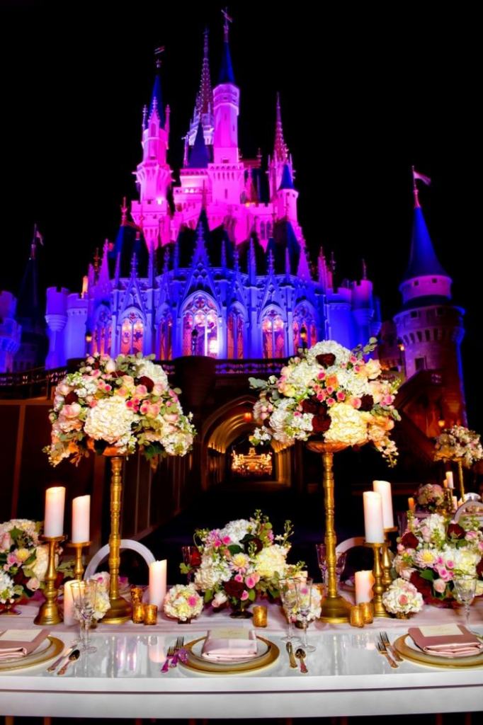 A possibilidade de se casar na Disney já está disponível faz algum tempo, mas só recentemente eles anunciaram a experiência noturna no Magic Kingdom. Tudo começa às 23h, quando não há mais turistas no parque. Os pacotes começam a partir de US$ 180 mil (R$ 571 mil)