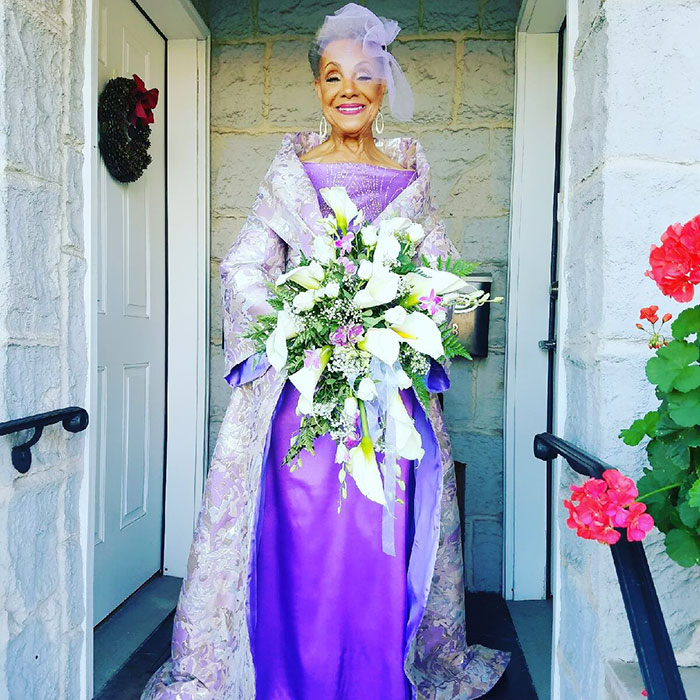 Millie Taylor-Morrison tem 86 anos e, recentemente, se causou com um vestido roxo que ela mesma desenhou e deixou todo mundo chocado com a sua beleza para o grande dia