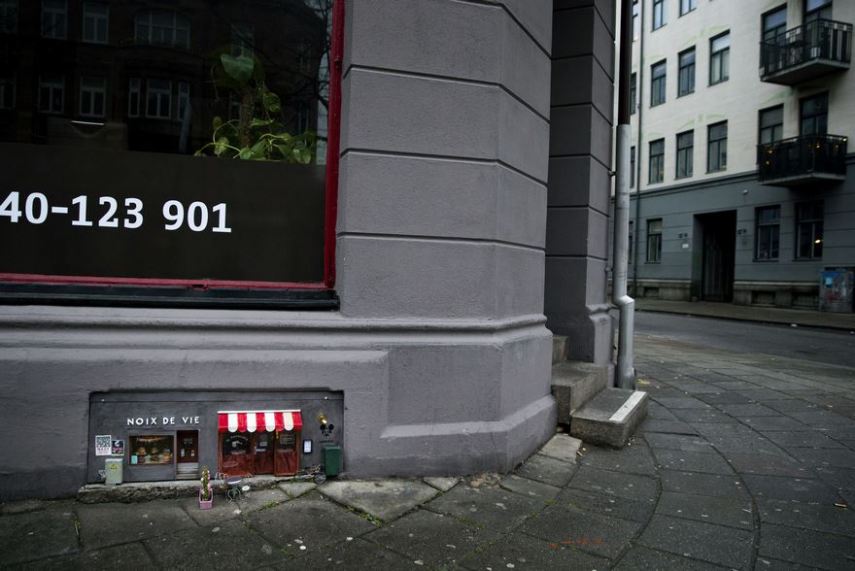 O pessoal da Anonymouse, um perfil no Instagram que ainda tem pouquíssimas fotos mas já tem mais de 5 mil seguidores (@anonymouse_mmx), se cansou da falta de loja para ratos e resolveu abrir algumas lojinhas pelas ruas da Suécia