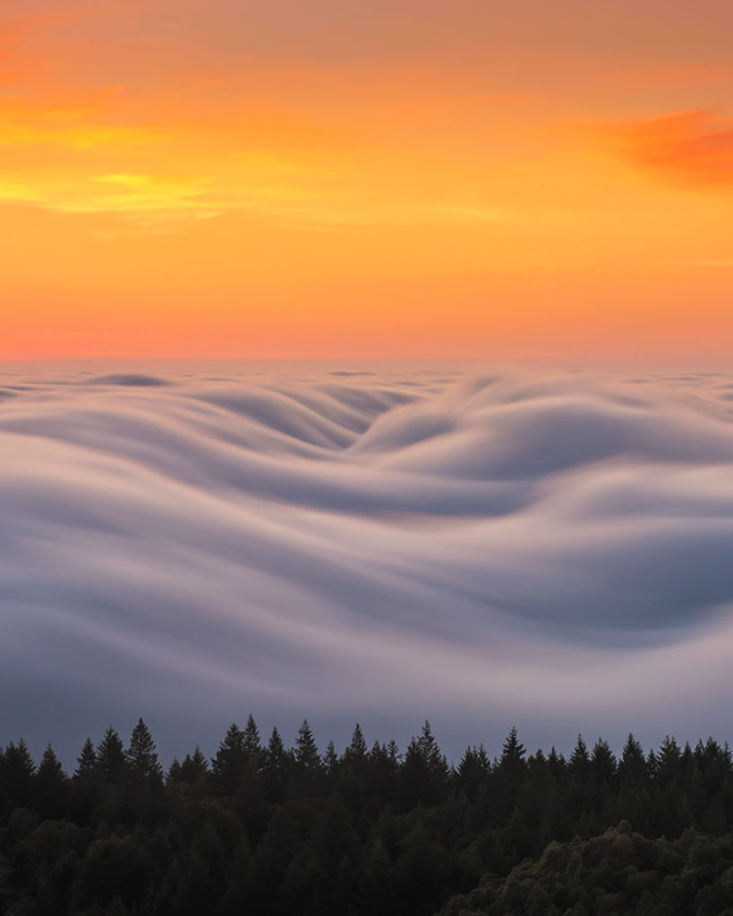 O fotógrafo Nick Steinberg fez uma série de fotos incríveis que mostram a neblina como se fossem ondas no céu. Confira mais do trabalho dele no Instagram @nicholassteinbergphotography