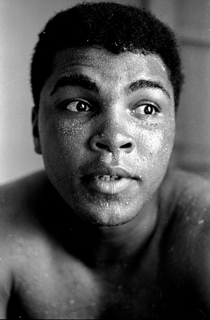 Muhammad Ali-Haj nasceu no dia 17 de janeiro de 1942 e foi um dos lutadores mais importantes da história do boxe. Ele morreu nos Estados Unidos, aos 74 anos, no dia 3 de junho de 2016, vítima de uma doença degenerativa